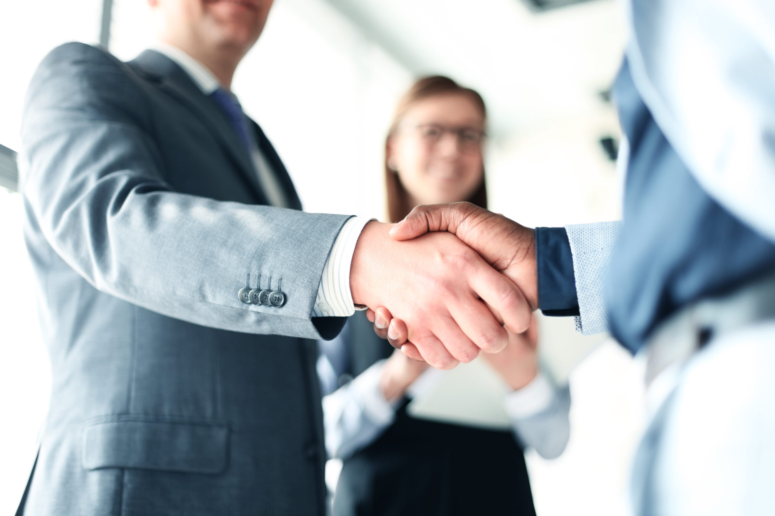  Two business people shake hands. 